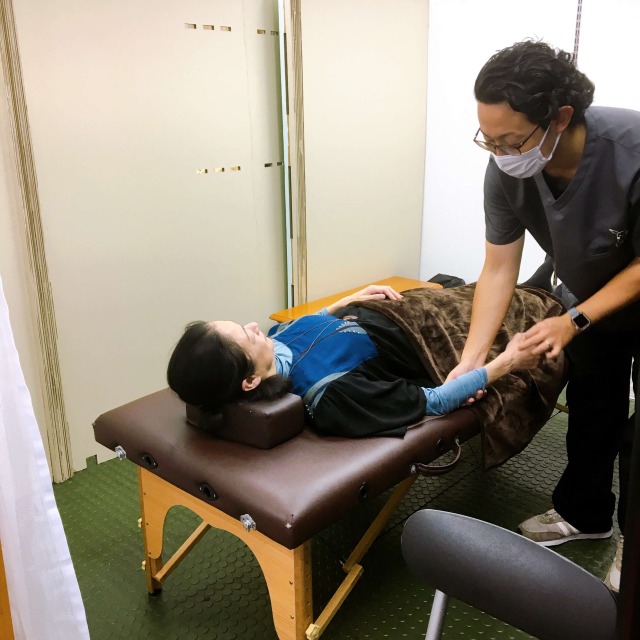 整体の施術を受けている様子